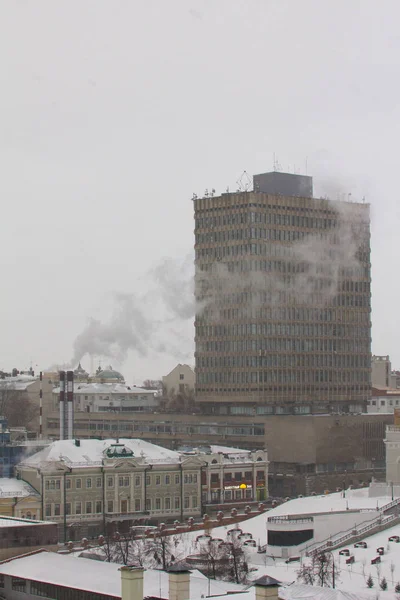 Kazan, Oroszország-december 11, 2016: Kazany szövetségi Egyetem, fizika kar. Téli hóesés — Stock Fotó