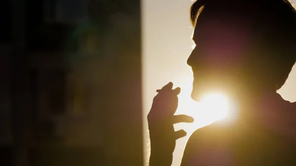Портрет одинокого человека, курящего сигарету — стоковое фото