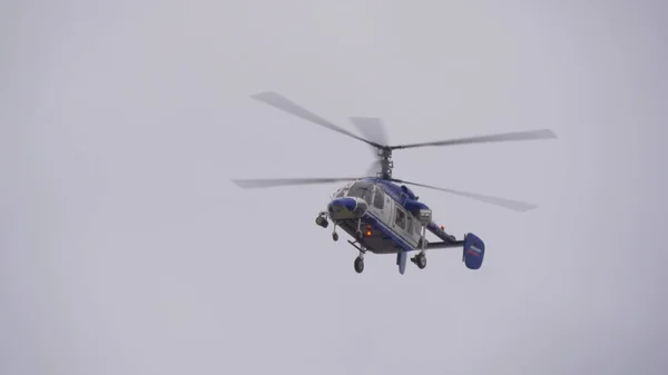 Police hellicopter flying in Russia sky — Stock Photo, Image