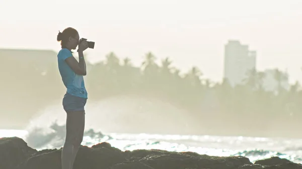 Niedliche junge Frau mit roten Haaren in Brille photog-raphs Meeresleben in der Karibik in der Dominikanischen Republik, Teleobjektiv — Stockfoto