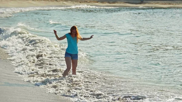 Jeune femme aux longs cheveux roux jouent vagues, plage de paysage marin de la République dominicaine — Photo