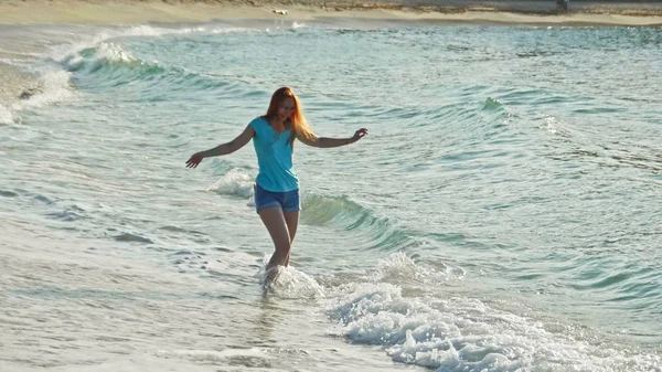 Giovane donna con lungo rosso sulla spiaggia estiva della Repubblica Dominicana — Foto Stock