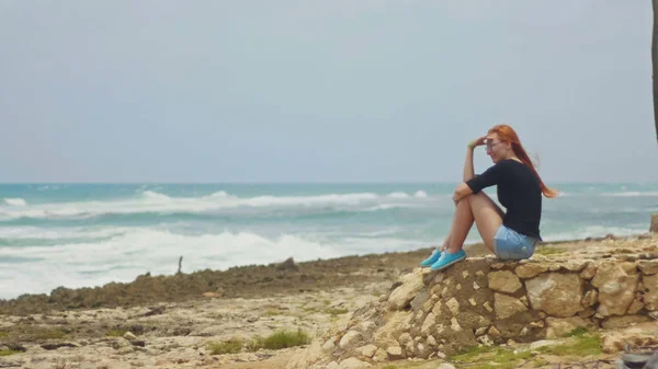 Jovem mulher com cabelos longos e ruivos sentada na praia do caribe, República Dominicana — Fotografia de Stock
