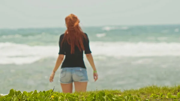 Giovane donna con lunghi capelli rossi sulla spiaggia di caraibi, Repubblica Dominicana, vista posteriore — Foto Stock