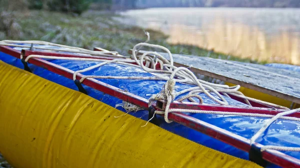 Balsa en la orilla del río brumoso de montaña de cerca —  Fotos de Stock