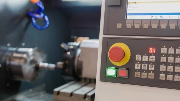 Inizio pulsante rosso di automatico per la lavorazione a macchina di metallo, sfondo industriale — Foto Stock