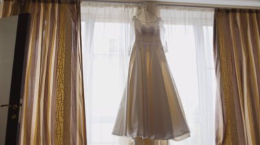 Güzel düğün elbisesi gelinler Oda penceresinde üzerinde