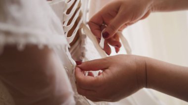 Nedime elbise, gelinler ev kadar düğmelerini