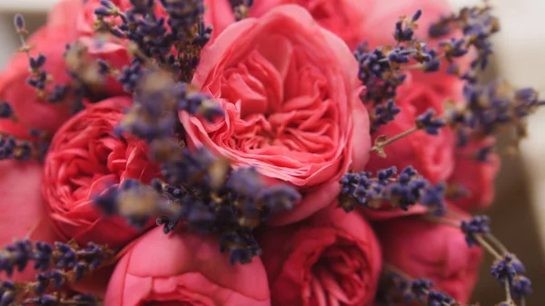 Häät kukat - morsiamet kimppu peilipöydässä, lähikuva — kuvapankkivalokuva