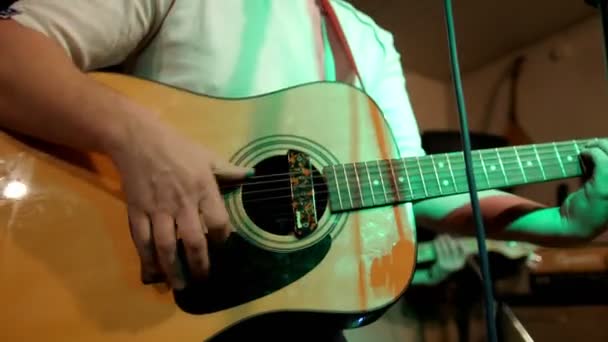 Acoustic guitar. Musician plays rock style music. Six strings — Stock Video