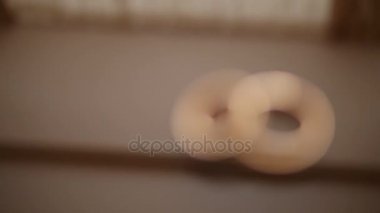 Altın alyans ayna gözlük tablo - bir başka bir raf odak üstünde yatıyor