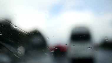 Defocused açık Sonbahar yağmur yol