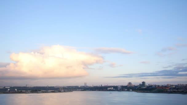 Uitzicht op de Kazan - Kazanka rivier en het Kremlin in de herfst schemering, panoramisch — Stockvideo