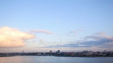 Bir kazan - sonbahar alacakaranlıkta Millenium köprü görünümü