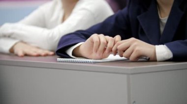 Sınıf Tarih dersi - okulda masaya siting ve kalem tutan çocuk kız