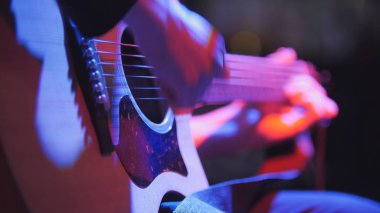 Gece kulübü - müzisyen gitarist blues akustik gitar çalar, son derece yakın çekim