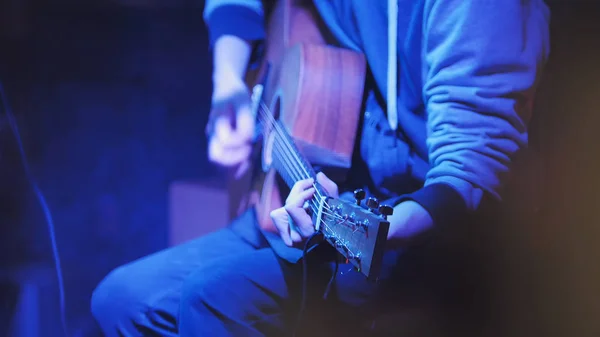 Músico en club nocturno guitarrista toca la guitarra acústica, de cerca — Foto de Stock