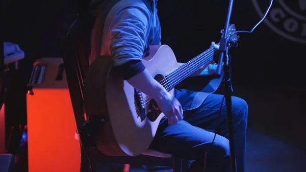 Gitáros - fiatalember - koncert akusztikus gitáron játszik éjszakai klubban — Stock Fotó