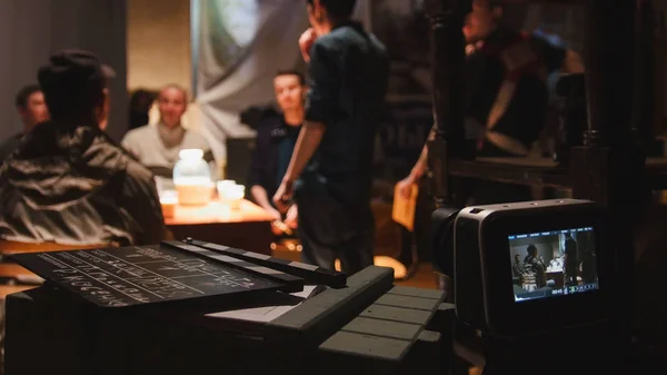 Film seti - yönetmen, görüntü yönetmeni ve aktörlerin sinema üzerinde çalışma