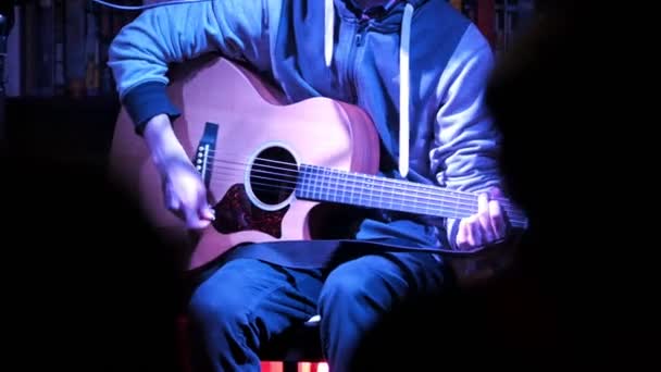 Przygląda się widzów gitarzysta gra gitara akustyczna w klubie nocnym, zbliżenie — Wideo stockowe