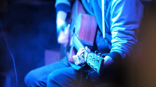 Musiker i natt club gitarrist spelar akustisk gitarr, närbild — Stockvideo