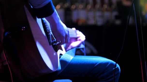 Musicista in night club chitarrista suona chitarra acustica rock, estremamente da vicino — Video Stock