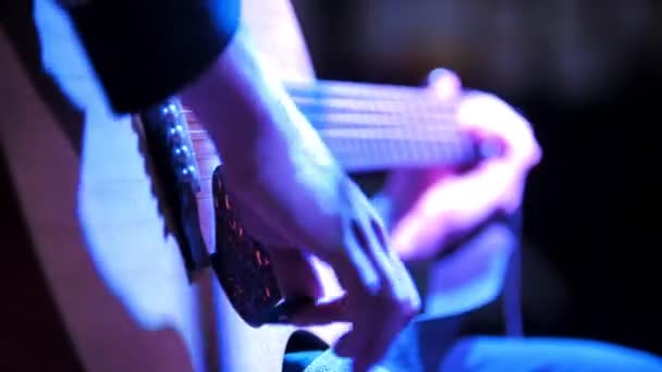 Hudebník v nočním klubu - kytarista hraje blues akustická kytara, extrémně detailní záběr — Stock video