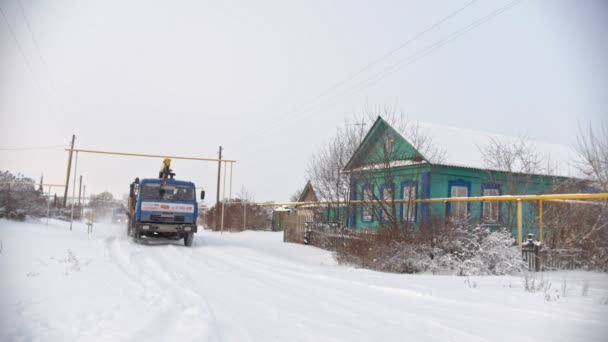 Камаево, Россия, 15 декабря 2016 г., строительные трассы в заснеженной зимней деревне в солнечный день — стоковое видео
