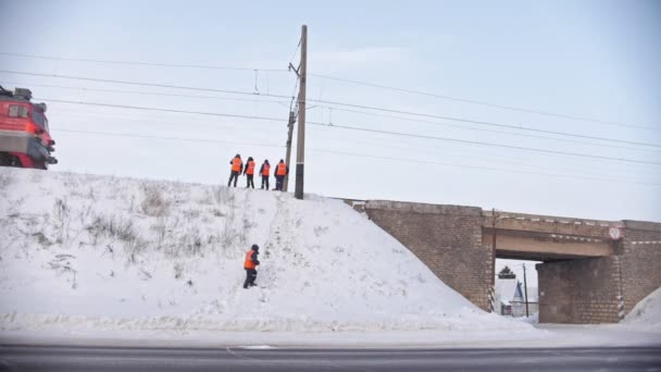 Kamaevo, Rússia, 15 de dezembro de 2016, trabalhadores da ferrovia na aldeia de inverno coberta de neve no dia ensolarado — Vídeo de Stock