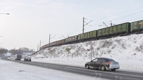 Kamaevo, russland, 15. Dezember 2016, Winter Straße und Zug bei der Eisenbahn im schneebedeckten Winterdorf bei sonnigem Tag — Stockvideo