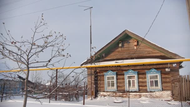 Decrepit vecchio cottage in un villaggio vuoto coperto di neve in russo — Video Stock