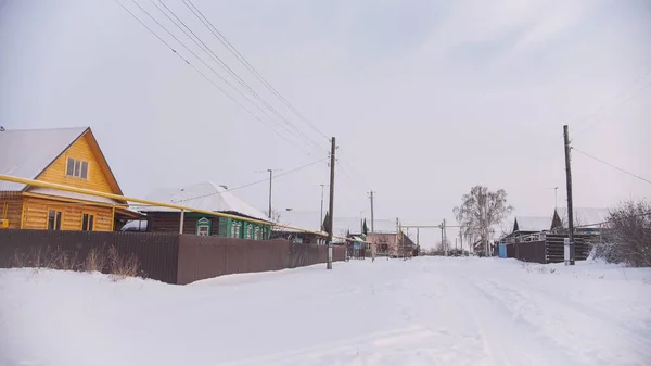 Campo típico ruso - pueblo de invierno en el centro del Volga, día frío como la nieve — Foto de Stock