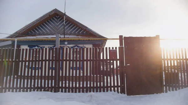 País ruso - casa de campo típica en un pueblo vacío cubierto de nieve — Foto de Stock