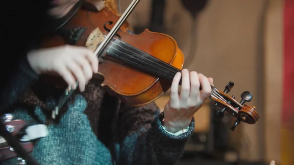 Жінка скрипаль - музикант грає на скрипці в нічному клубі — стокове фото