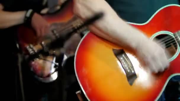 Gespierde zanger - gitaristen - speelt akoestische gitaar concert in nachtclub — Stockvideo