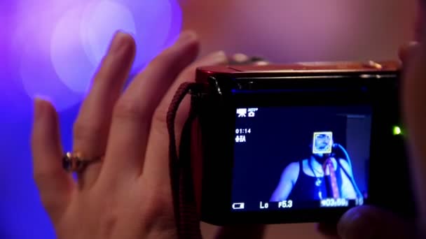 Photographe femmes main tenant gadget lors d'un rock-concert — Video