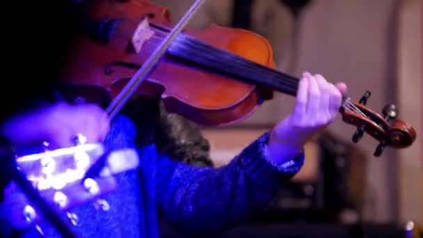 Violoniste - musicienne jouant du violon en boîte de nuit — Video