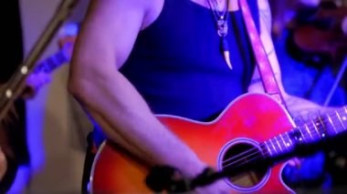 Müzisyen, rock konseri - gitaristler kırmızı akustik gitar gece kulübünde çalıyor.