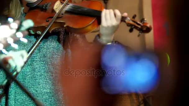 Nő hegedűművész - zenész hegedülni éjszakai klubban — Stock videók