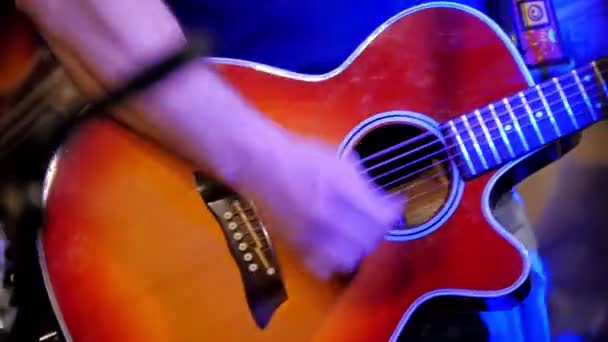 Musiker bei Rockkonzert - Gitarrist spielt Akustikgitarre in Nachtclub — Stockvideo