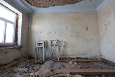 Terk edilmiş eski bina - imar perili evde - pencere çerçeveleri
