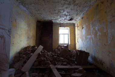 Terk edilmiş eski bina - imar perili evde - pencere çerçeveleri