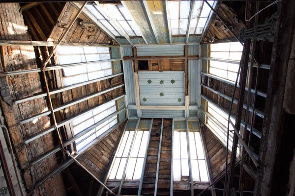 Eski bina - terk edilmiş ahşap kubbe