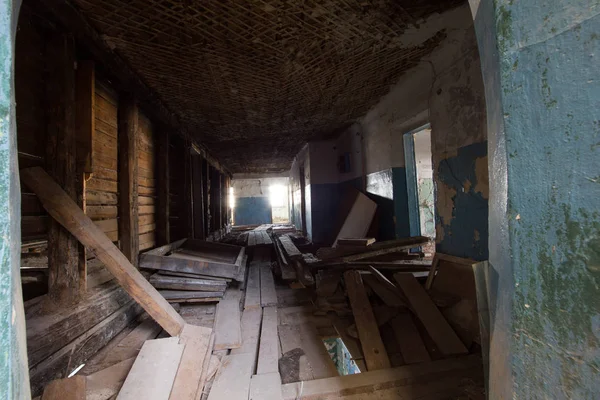 Verlaten oude gebouw - de corridor van het spookhuis — Stockfoto