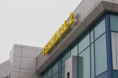 Terminal 2 - Uluslararası Havaalanı - sarı mavi duvar kelimelik yazı