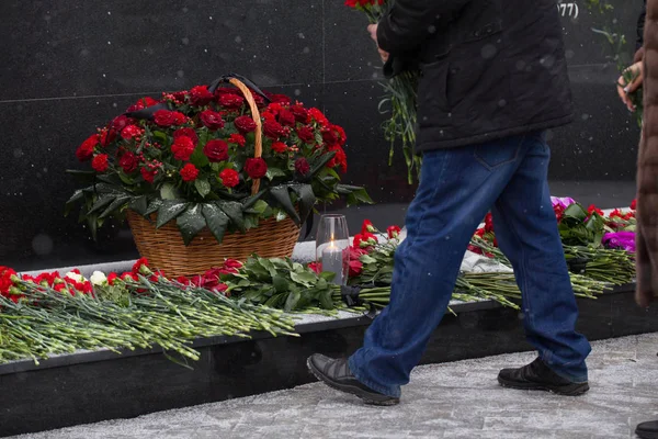 红玫瑰和康乃馨象征哀悼 — — 向纪念碑献花 — 图库照片