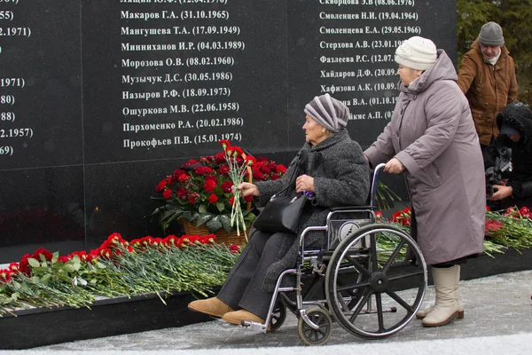 Kazan, Ryssland, 17 november 2016, släktingar till offren kraschade i flygolyckan i internationella flygplats på 2013 — Stockfoto