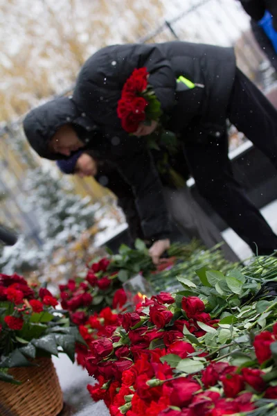 Nejlika symbol för sorg - om blommor till monumentet — Stockfoto