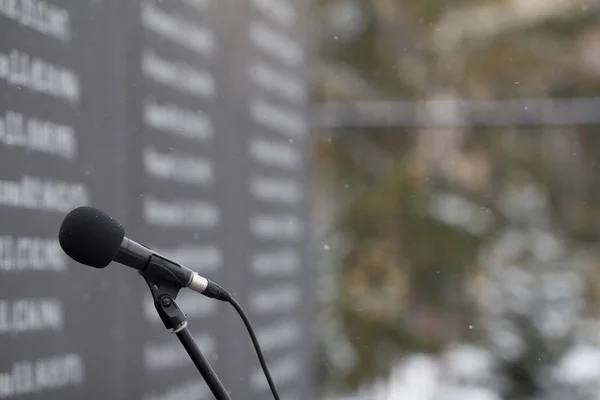 Närbild på mikrofonen i begravningsceremoni, vintern Ryssland — Stockfoto