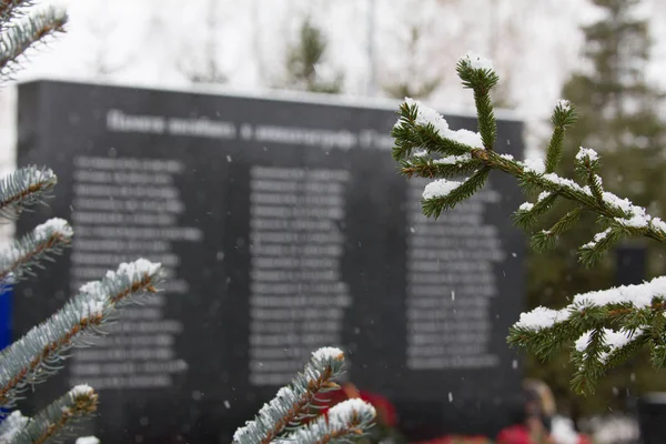 Kazan, Ryssland, 17 november 2016, monument för anhöriga till offren kraschade i flygolyckan i internationella flygplats på 2013 — Stockfoto